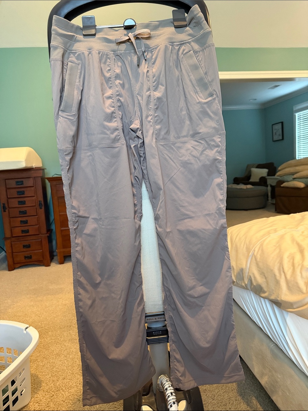 Lululemon Dance Studio Mid-Rise Pant
Regular sz 10 Taupetastic